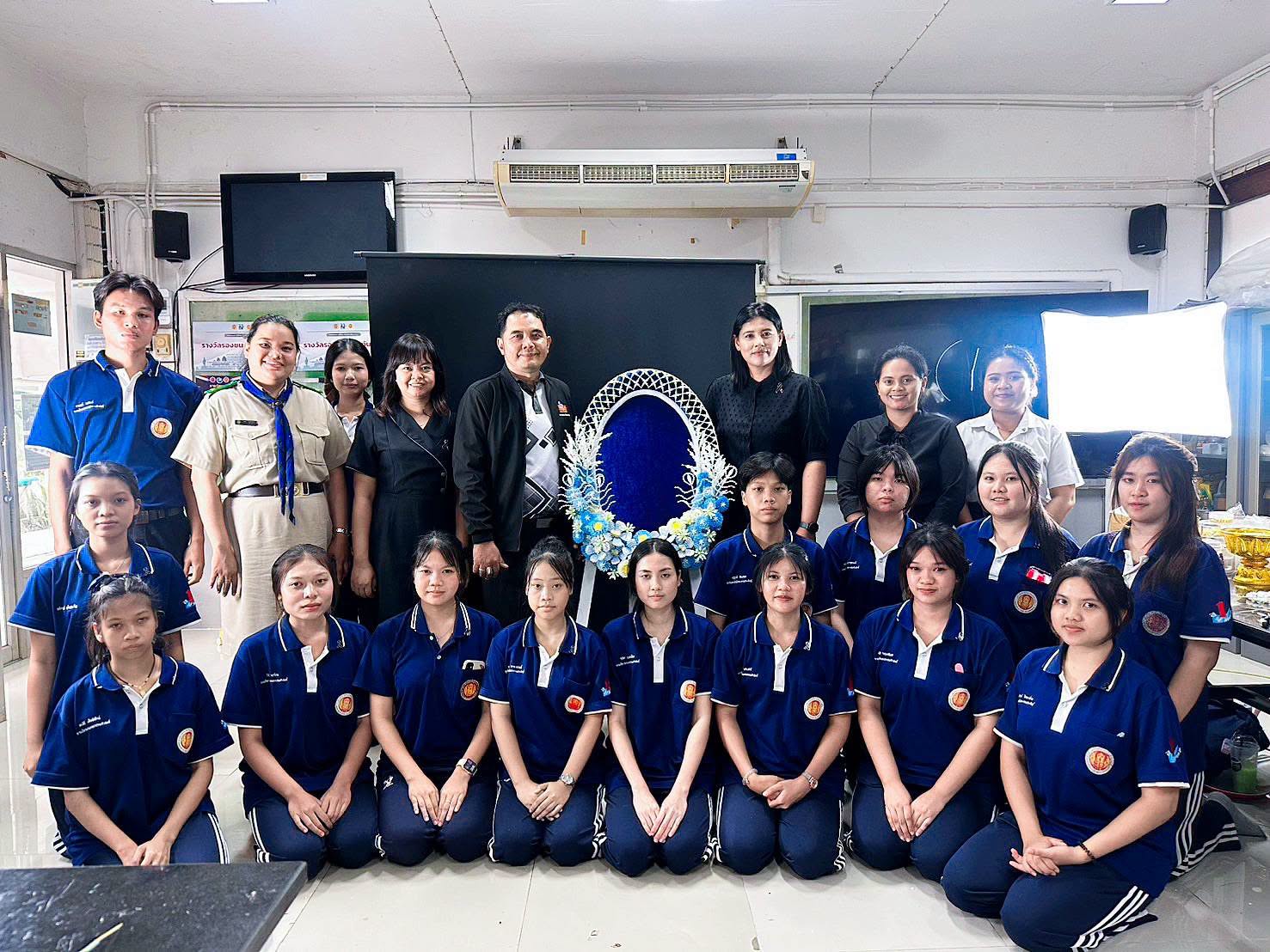 สาขาวิชาคหกรรมศาสตร์ดำเนินการ จัดทำพวงมาลา ของส่วนจังหวัดสมุทรสงคราม ในคำสั่งมอบหมายภารกิจ ของผู้ว่า